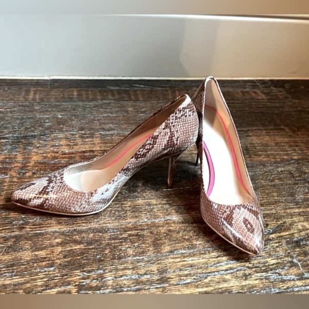 JOAN & DAVID Snakeskin print pumps size 7 brand new! Never worn